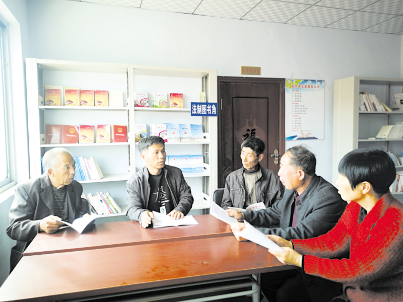配文1：村民在一起學(xué)習(xí)法律知識