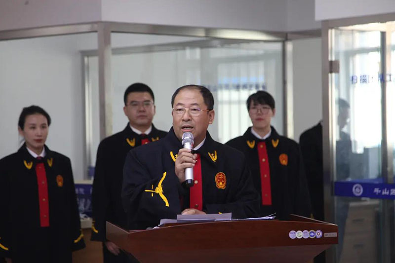 在新任員額法官宣誓儀式上，滕啟剛代表老法官致辭。