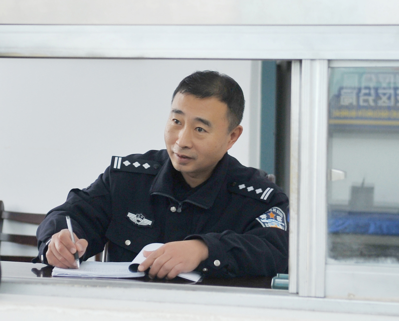 值班時的姚忠軍_編輯