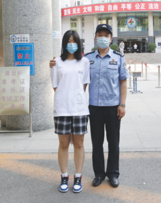 a警察父親的別樣守護——陳峰與女兒在考點前_編輯