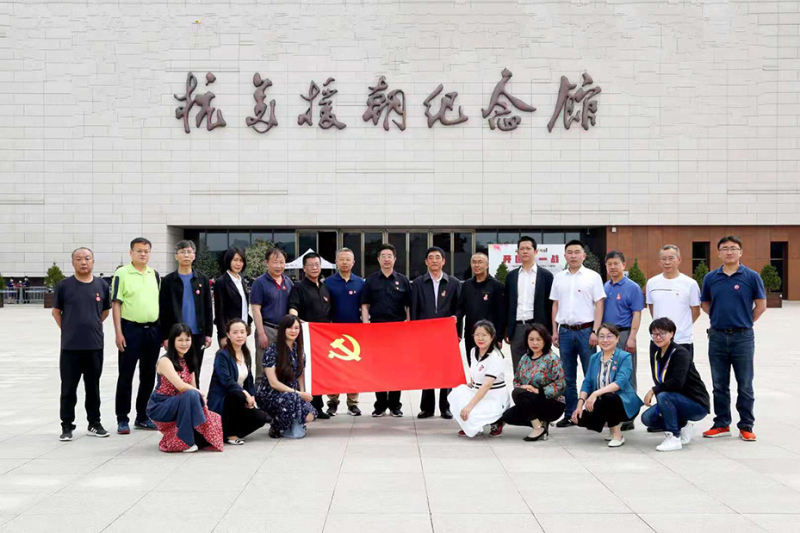 配文3：在抗美援朝紀念館合影