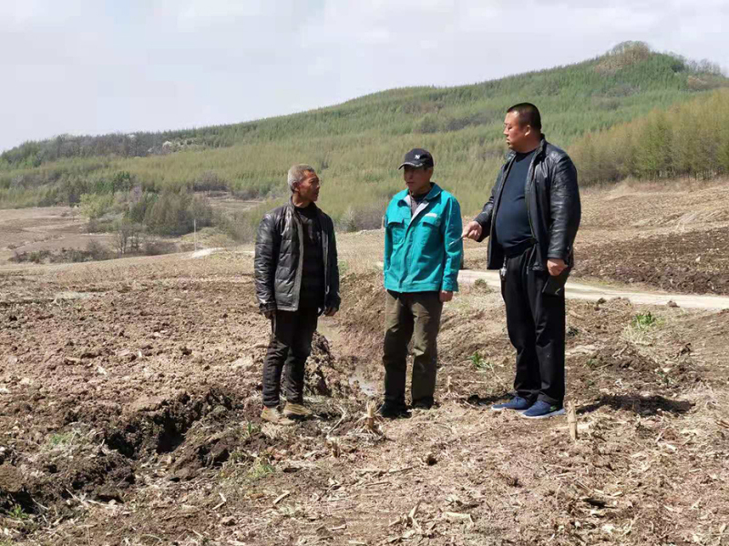 有金玉（右）在幫村民化解矛盾糾紛