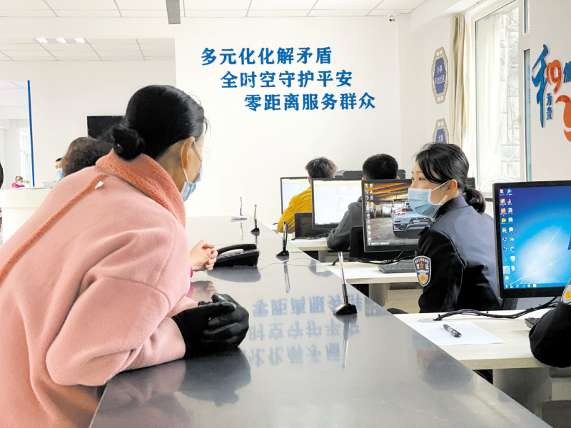 群眾在社會(huì)治理服務(wù)中心咨詢問題
