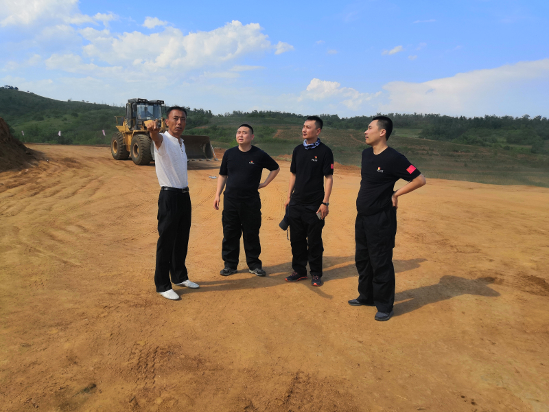 王靖文（右二）與駐村隊友一起在項目現(xiàn)場查看進展情況
