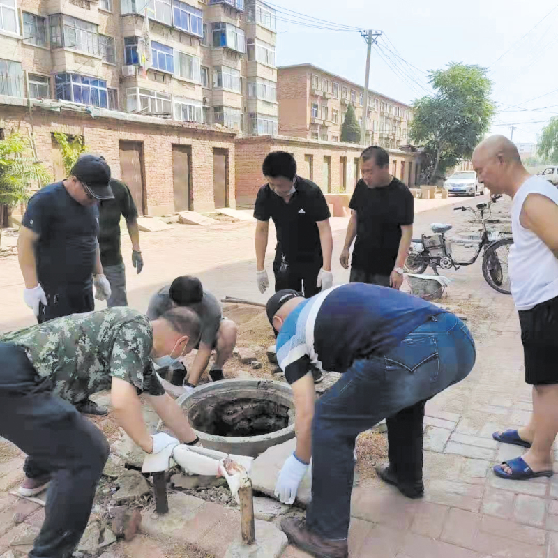 配文1：社區(qū)工作人員幫助維修社區(qū)公共設施