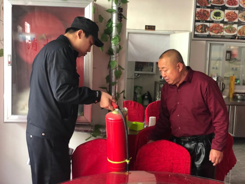 民警檢查餐飲場(chǎng)所消防器材(1)