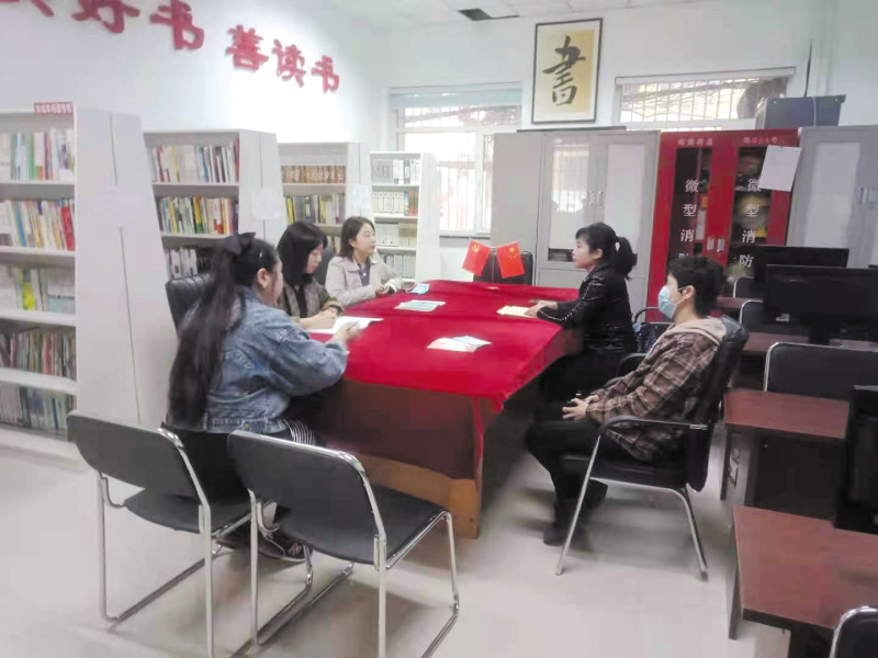 配文1：律師調(diào)解室律師在調(diào)解居民矛盾糾紛。