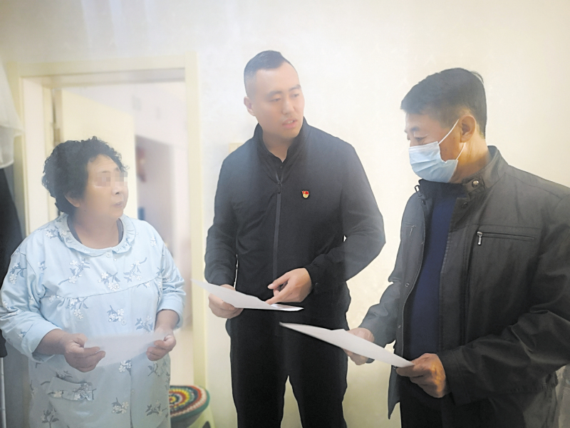 配文1：宛雷（中）為轄區(qū)居民調(diào)解矛盾