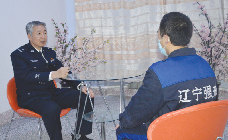 a葫蘆島市強(qiáng)制隔離戒毒所所長(zhǎng)趙鐵成與戒毒人員談心談話