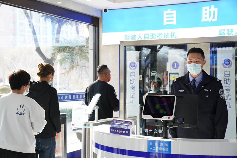 市民在“24小時智慧車管所”辦理業(yè)務(wù)11
