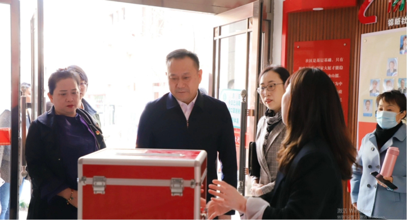 本溪市委常委、政法委書記徐勝（中）到“支部共建、社區(qū)共治”示范點(diǎn)調(diào)研