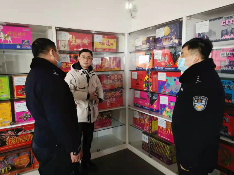 5阜新（中）記者與民警在煙花銷售點檢查