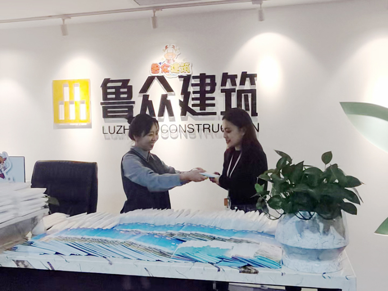 1劉彬彬（左）向企業(yè)贈(zèng)送法律讀本