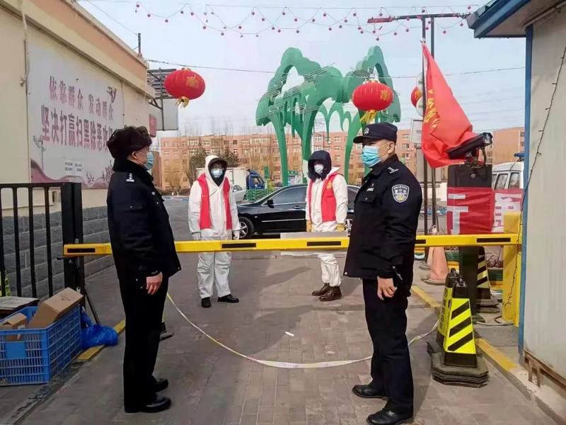 王民（左）和王鐵民（右）駐守在居民小區(qū)防疫卡點