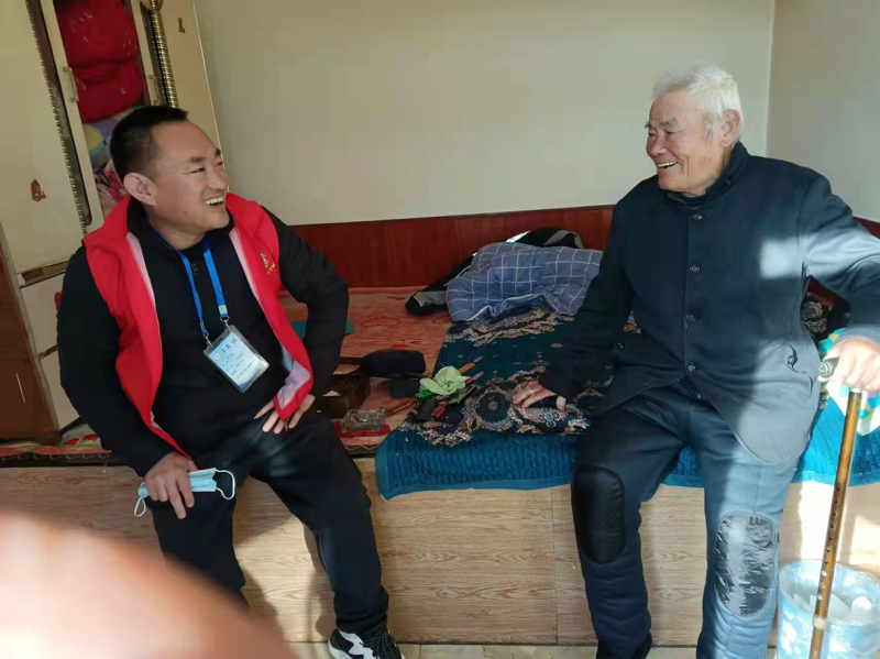 上門了解群眾需求。