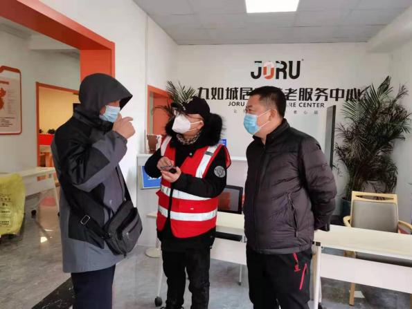 司法局工作人員解答居民問(wèn)題