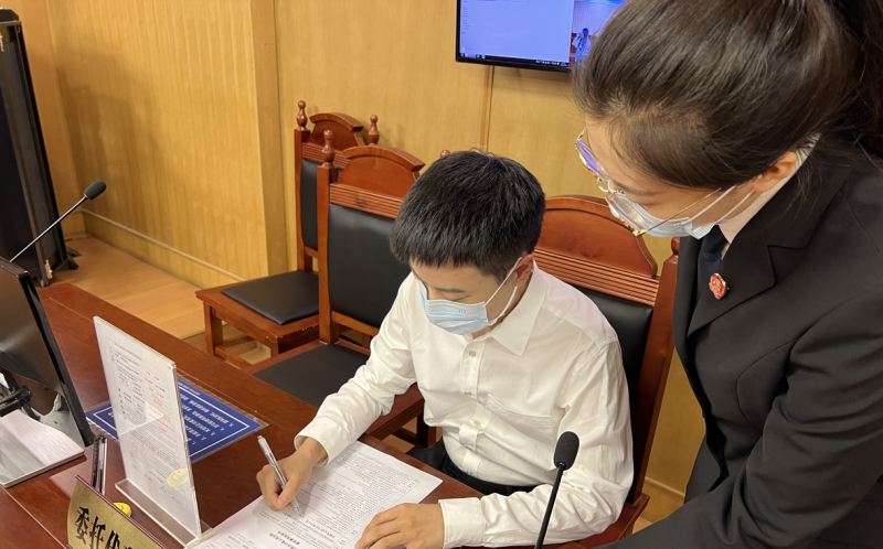 法官助理指導(dǎo)當(dāng)事人填寫《庭審事項(xiàng)告知書》