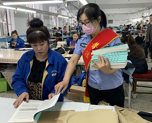 5月24日，東港市司法局北井子司法所所長(zhǎng)單雪在東港市億豐服裝廠為職工解答法律問(wèn)題