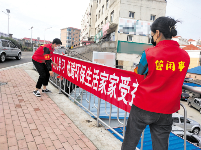 “閑事佬”在社區(qū)服務(wù)。