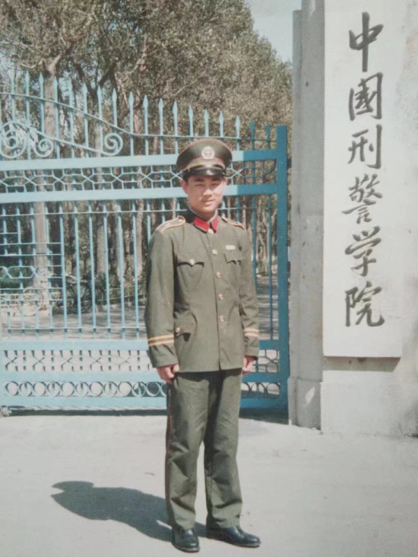穿上警服，黃國華信心滿滿