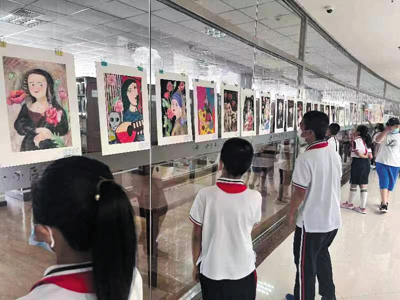 大連小學(xué)生參觀禁毒漫畫。