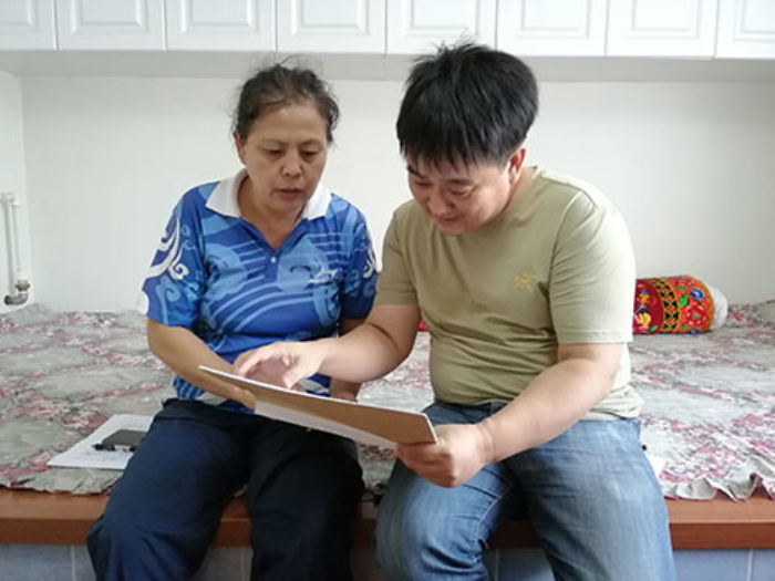 滕啟剛妻子李淑華（左）向記者講述滕啟剛幫助他人的故事