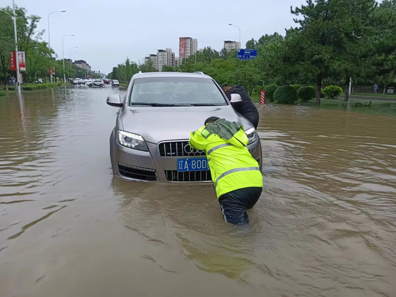 沈陽公安交警渾南大隊(duì)交警在全運(yùn)五路沈本一街幫助被困車輛2