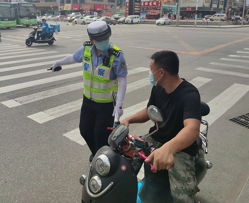 邱東娜在引導(dǎo)行人安全出行