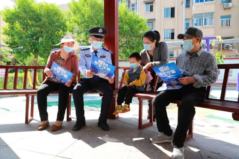 民警深入共建社區(qū)開展政策、法律宣傳。