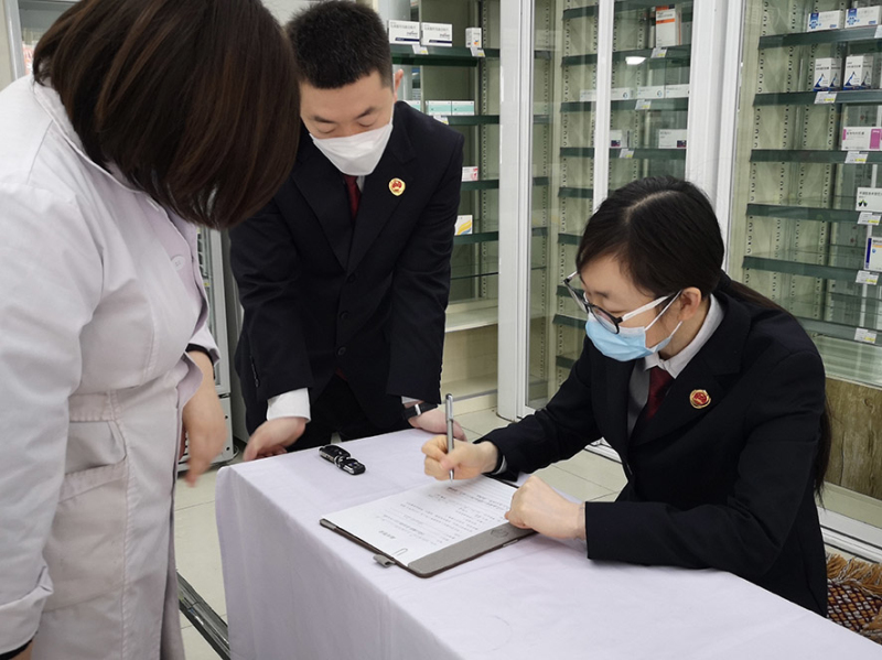 古塔區(qū)檢察院檢察官到藥店開展公益訴訟調(diào)查。
