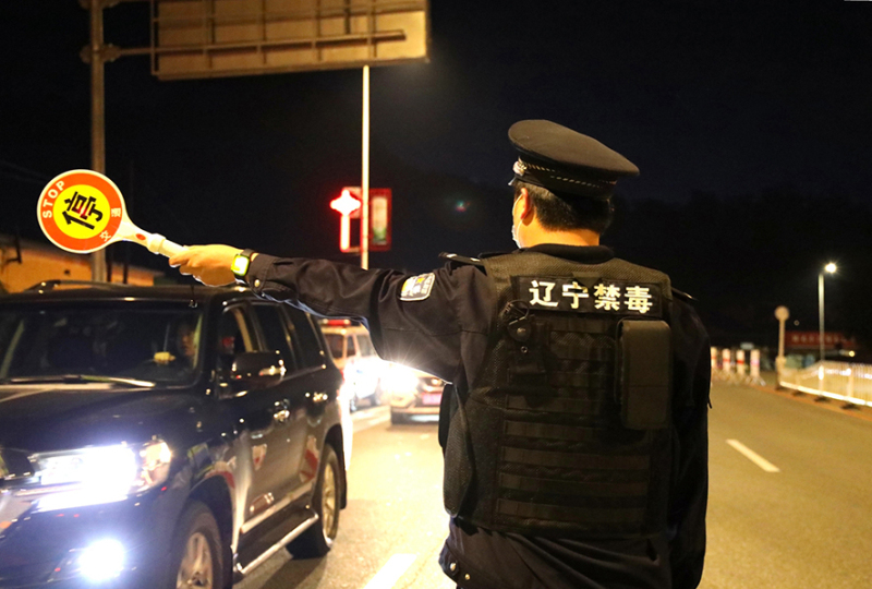 禁毒民警指揮過(guò)往車輛停車檢查2