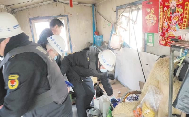 2022年2月9日，盤錦市城管執(zhí)法人員協(xié)助違建房主清理室內(nèi)物品。