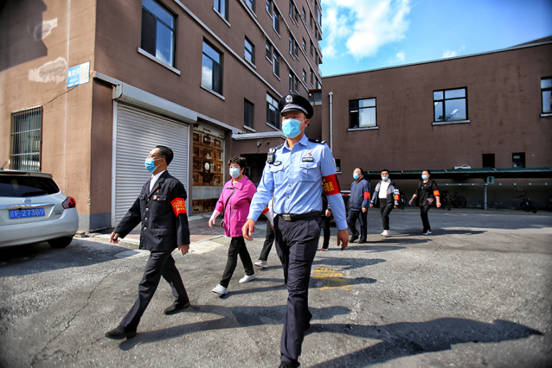 李鵬先后組建了義務(wù)巡邏隊(duì)、商戶聯(lián)盟、治安調(diào)解組等，為社區(qū)營(yíng)造良好的治安環(huán)境。
