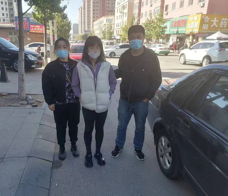 偵查人員將嫌疑人抓獲