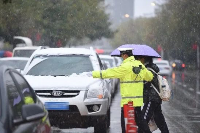 新民交警護(hù)送學(xué)生入校。