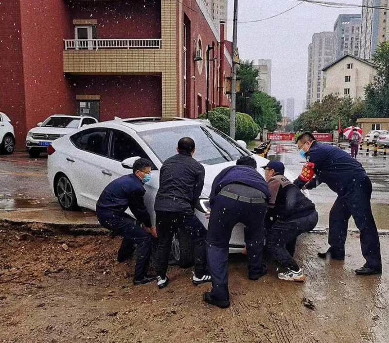 北海派出所民警救助被困車輛。