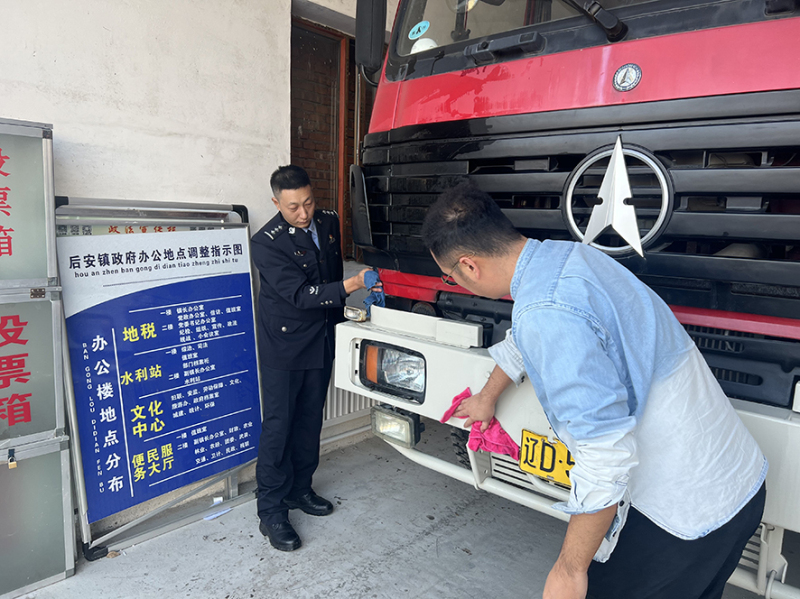 撫順稿1，記者和馬梓欽（左）一起為消防車(chē)“洗澡”_編輯