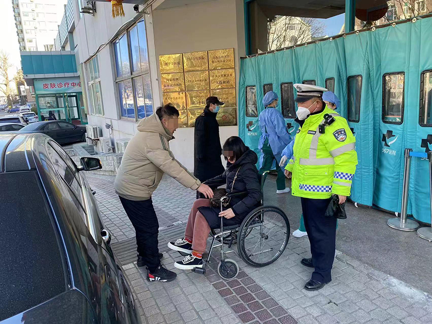 民警幫忙將病人送到急診室。