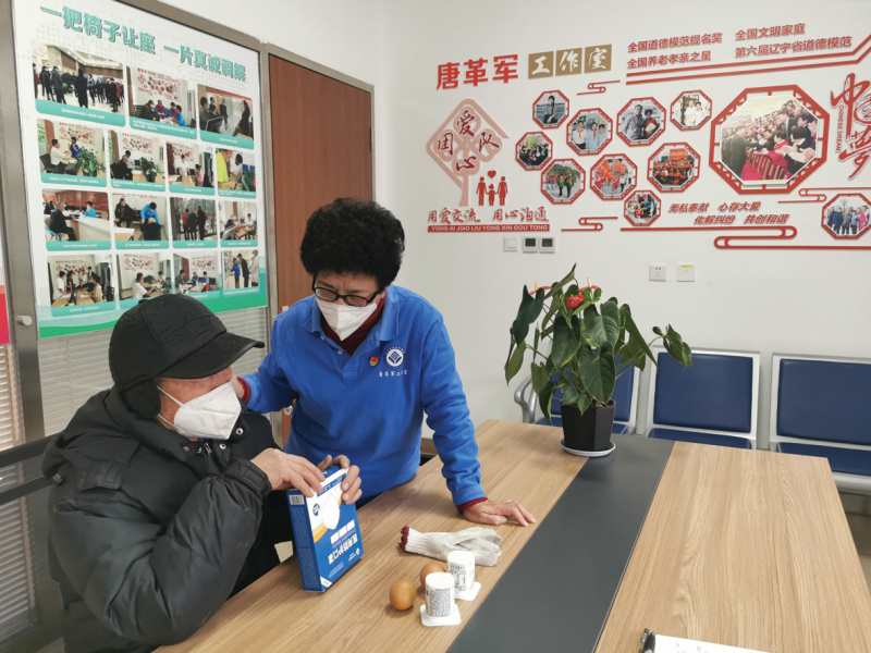 唐革軍在法院個(gè)人調(diào)解室調(diào)解案件