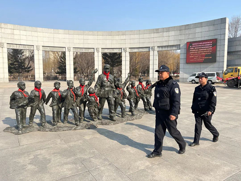 雷鋒派出所民警在雷鋒紀(jì)念館門(mén)前的廣場(chǎng)上巡邏。