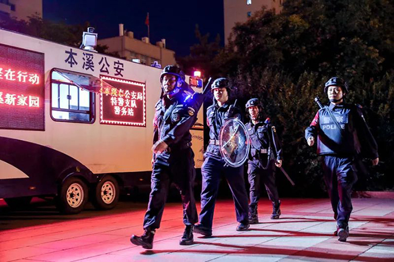 本溪市公安局巡特警夜巡市政府廣場。