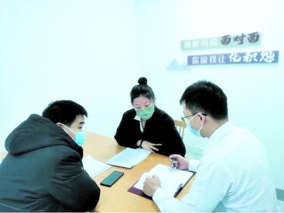 配文1：沈陽市司法局工作人員進(jìn)行行政復(fù)議立案前調(diào)解。