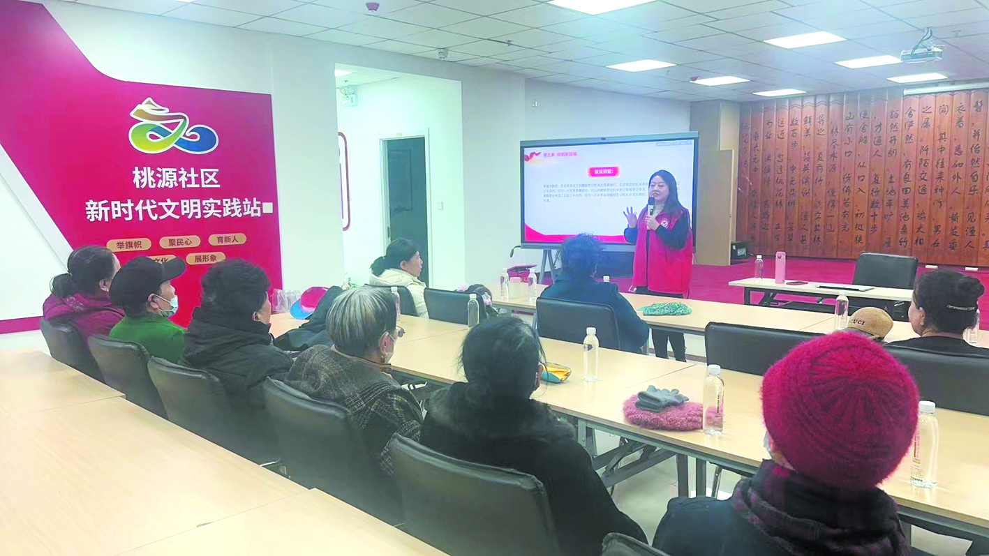 孫立杰律師為社區(qū)居民普法。
