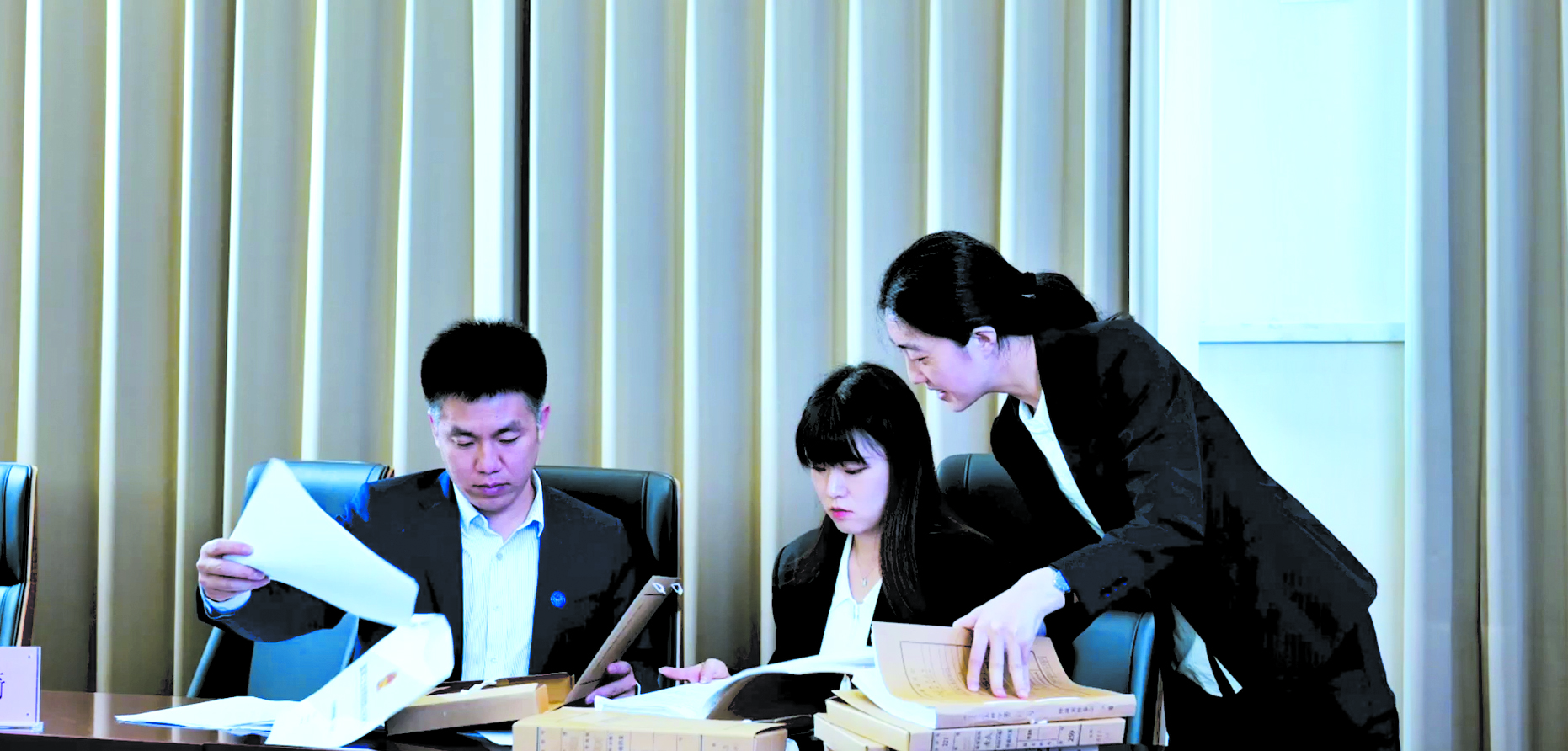 仲裁秘書正在研究案件。副本