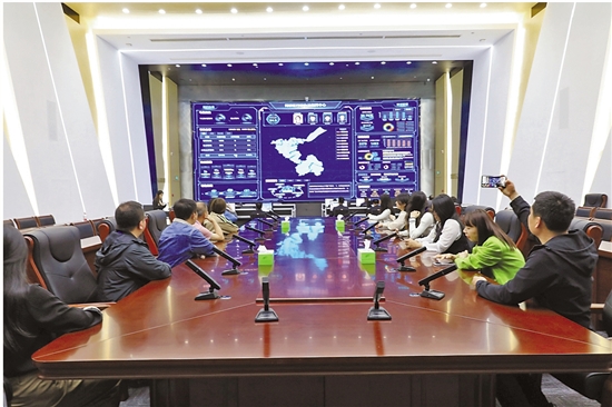 采訪團(tuán)參觀紹興市柯橋區(qū)行政執(zhí)法指揮中心。