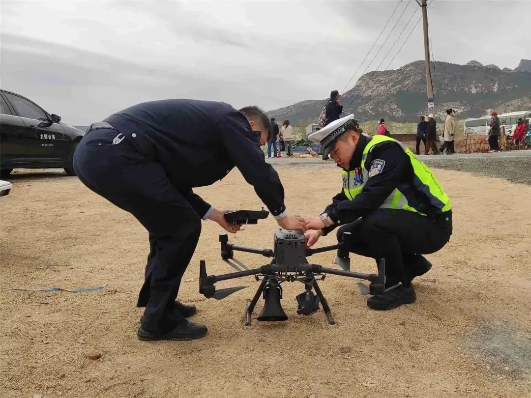 北鎮(zhèn)市公安局交警大隊(duì)一臺(tái)警用無(wú)人機(jī)緩緩升空