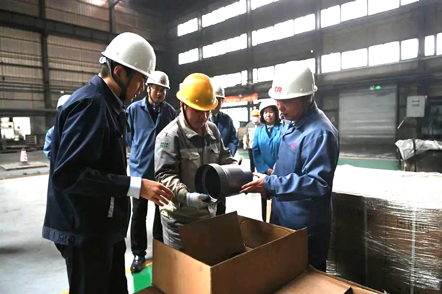 法官深入企業(yè)生產(chǎn)一線開展調(diào)研，現(xiàn)場查看企業(yè)生產(chǎn)情況。