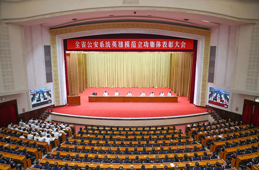 5月30日，全省公安系統(tǒng)英雄模范立功集體表彰大會在沈陽召開。