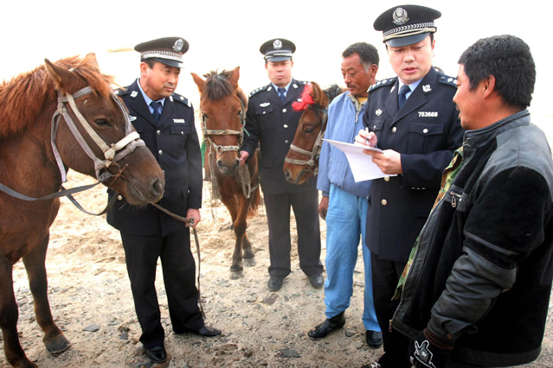 2009年10月，所長(zhǎng)張展（右二）在出警現(xiàn)場(chǎng)。