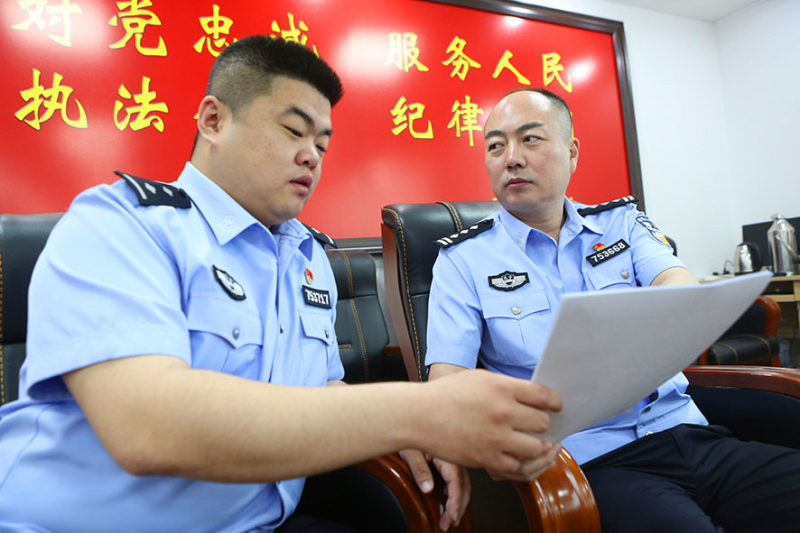 （必發(fā)）當(dāng)年的阿爾鄉(xiāng)派出所所長(zhǎng)張展（右一），現(xiàn)已成為